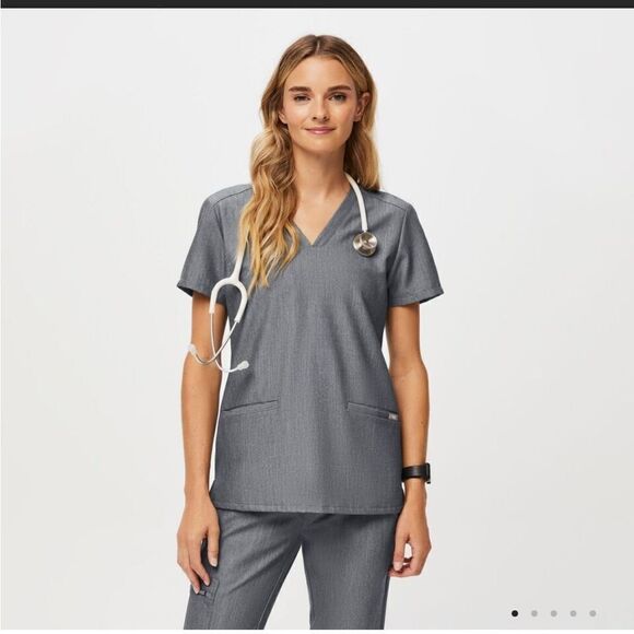 EXCELLENT CONDITION WOMEN’S 5-POCKET V-NECK GRAY FIGS SCRUBS TOP - Picture 1 of 9